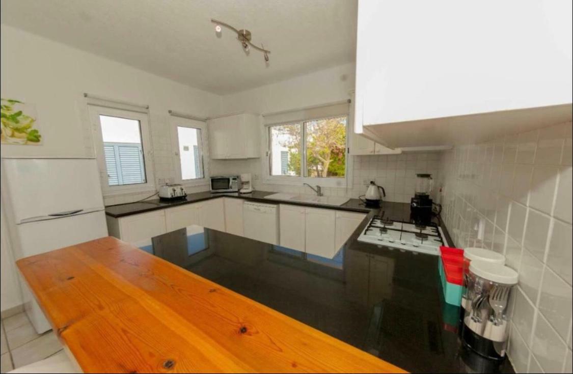 34 Beach Villa Paphos ภายนอก รูปภาพ